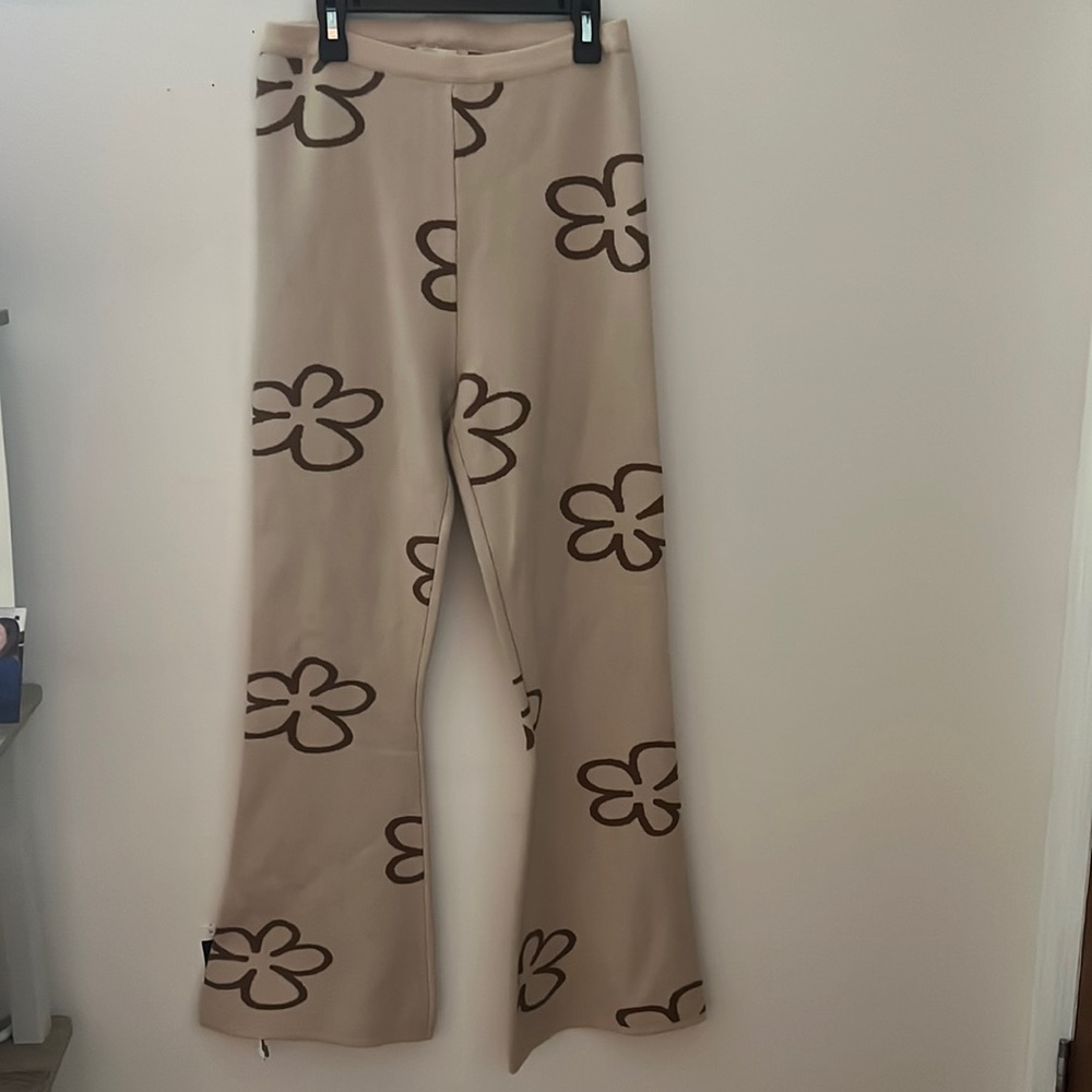 Very trendy sweater knit pants. Size small from Pacsun. New without tags.